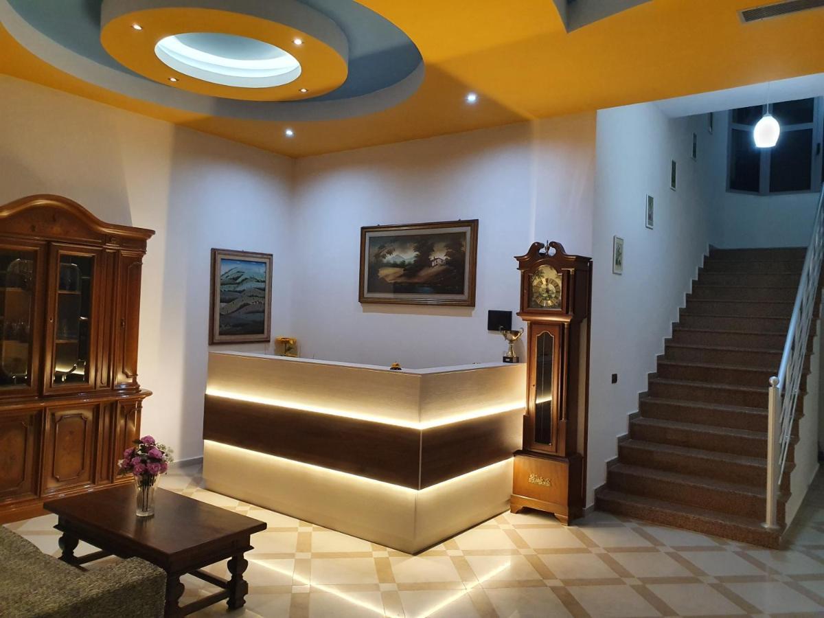 Risus Hotel Golem  Bagian luar foto