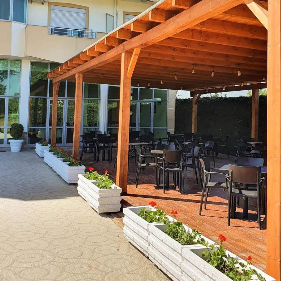 Risus Hotel Golem  Bagian luar foto