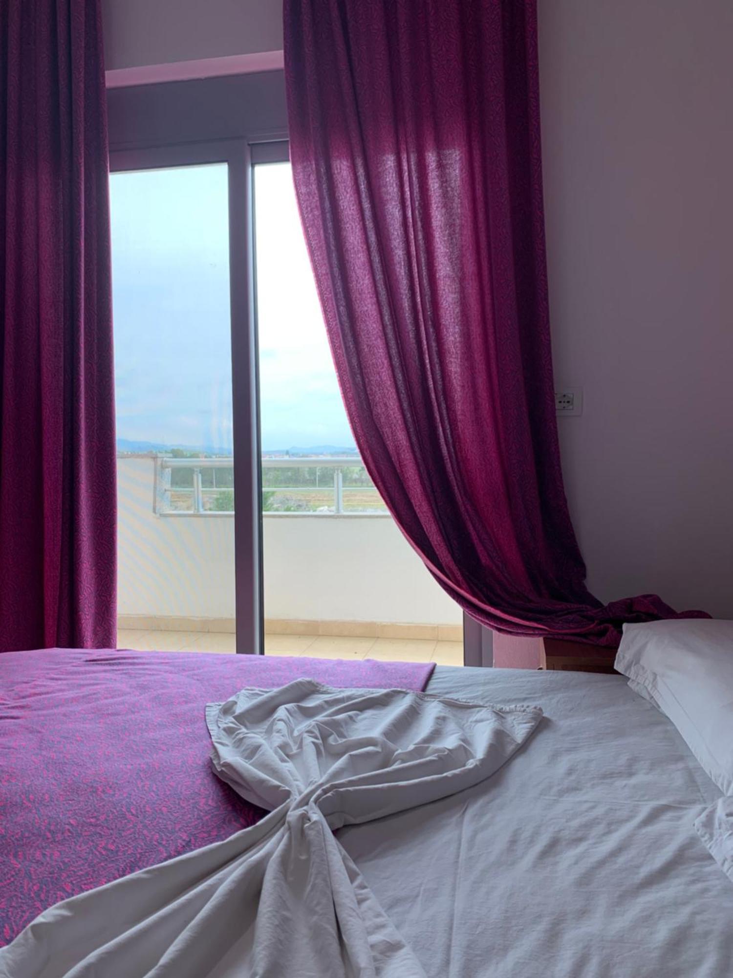 Risus Hotel Golem  Bagian luar foto