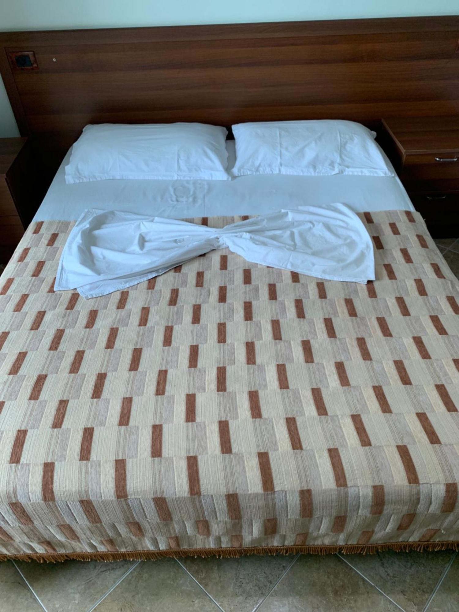 Risus Hotel Golem  Bagian luar foto