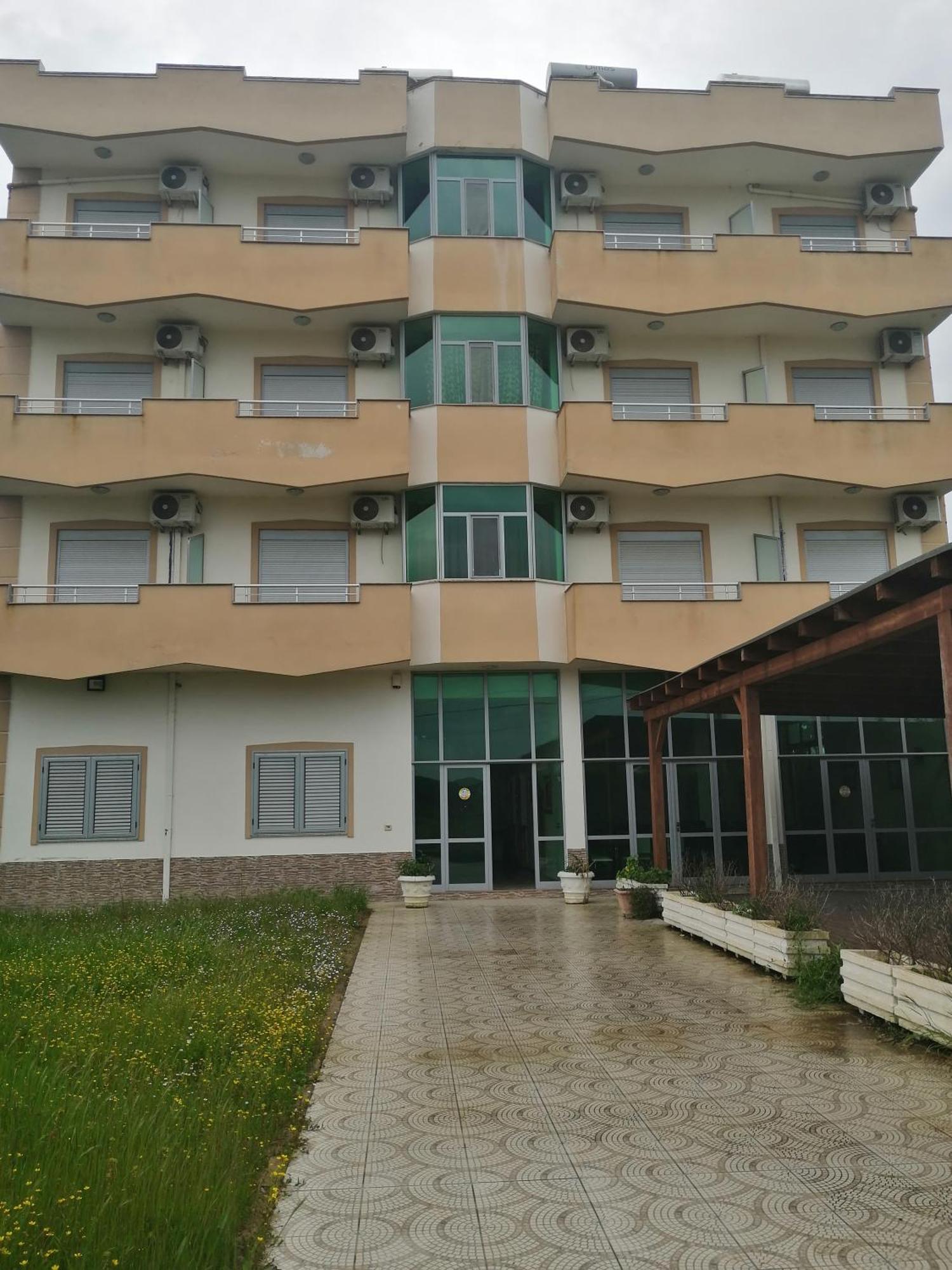 Risus Hotel Golem  Bagian luar foto