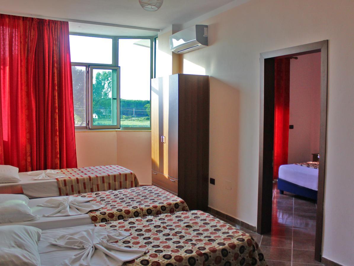 Risus Hotel Golem  Bagian luar foto