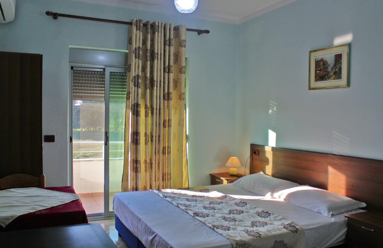 Risus Hotel Golem  Bagian luar foto