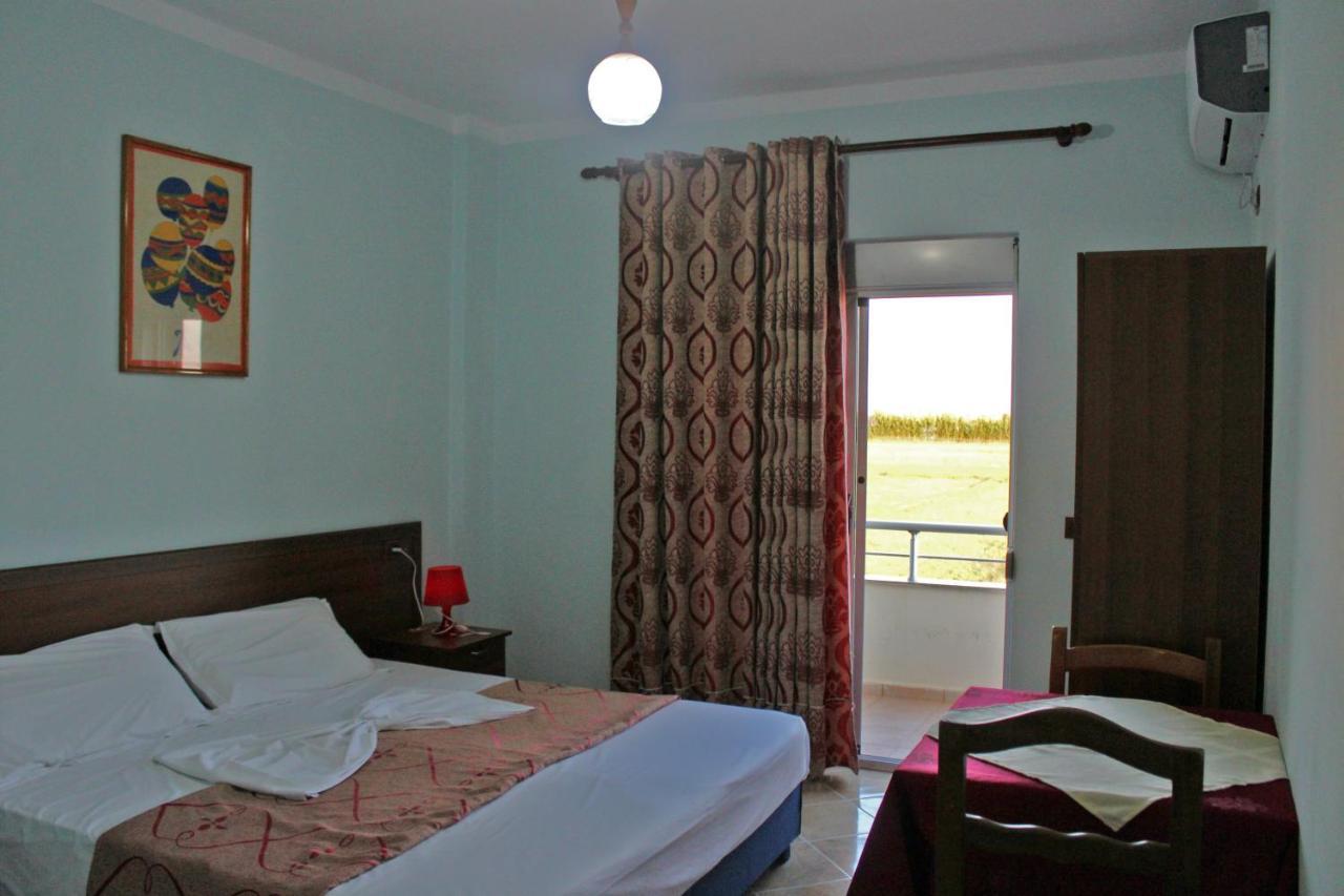 Risus Hotel Golem  Bagian luar foto