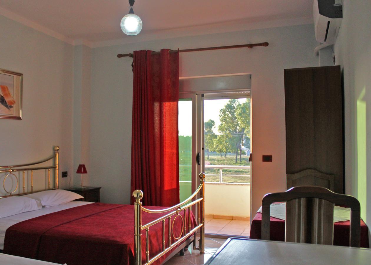 Risus Hotel Golem  Bagian luar foto