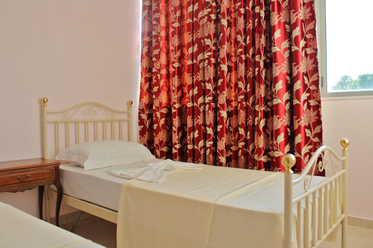Risus Hotel Golem  Bagian luar foto