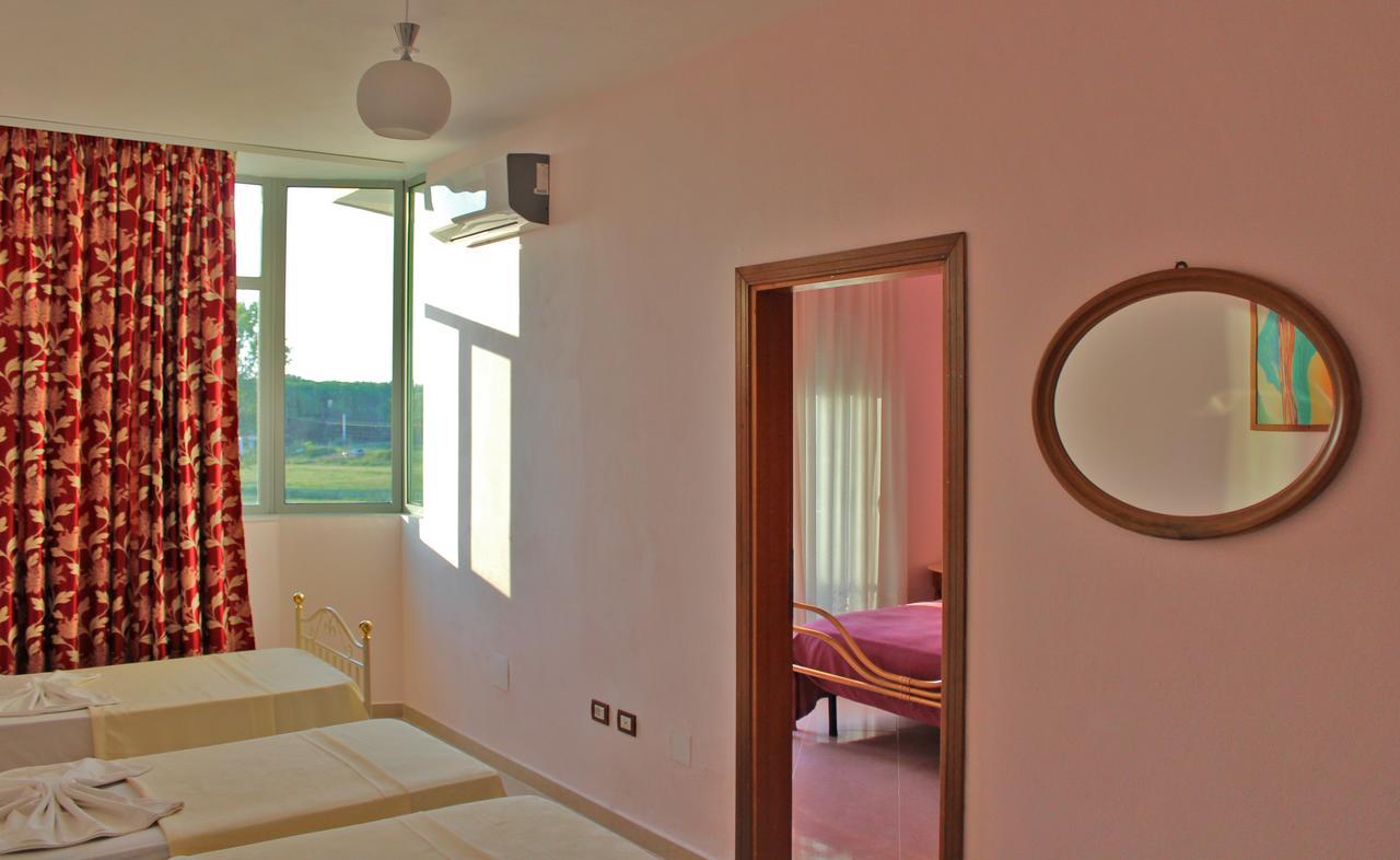 Risus Hotel Golem  Bagian luar foto