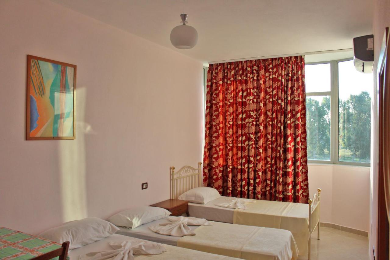Risus Hotel Golem  Bagian luar foto