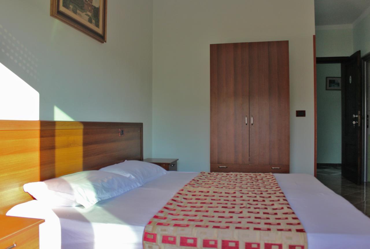 Risus Hotel Golem  Bagian luar foto