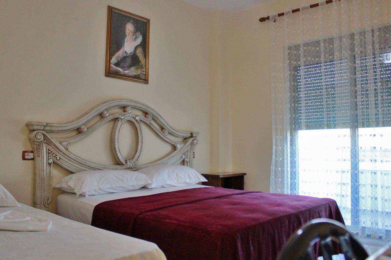 Risus Hotel Golem  Bagian luar foto