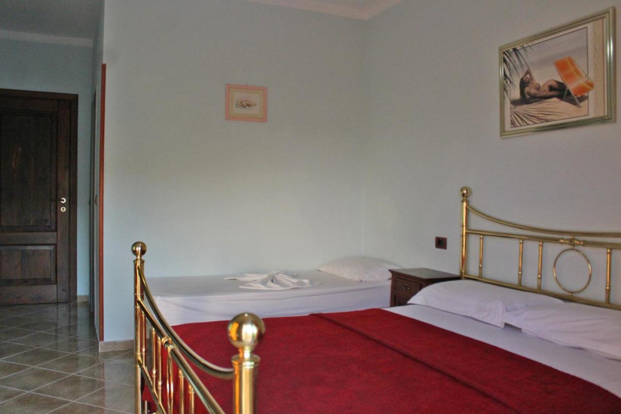 Risus Hotel Golem  Bagian luar foto