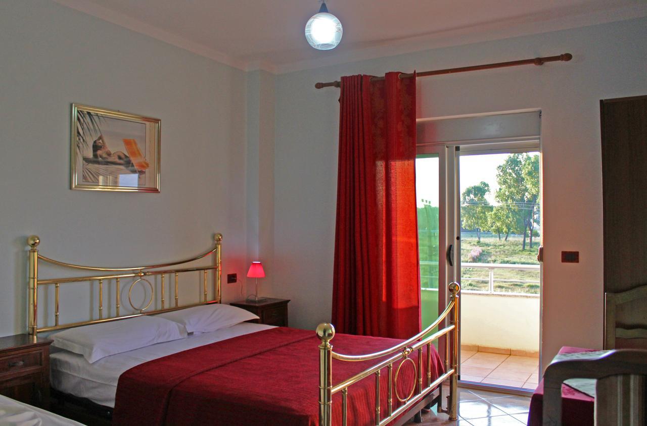 Risus Hotel Golem  Bagian luar foto