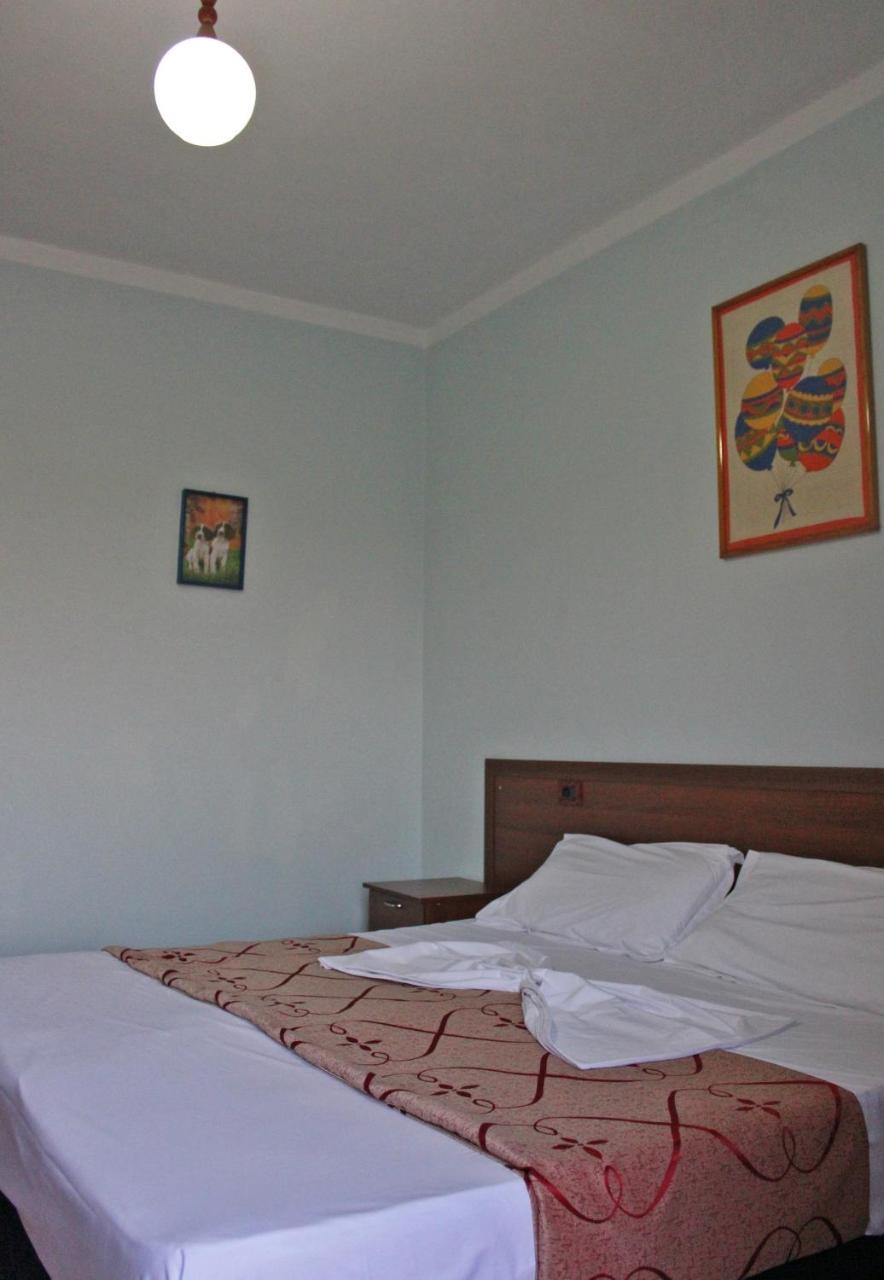 Risus Hotel Golem  Bagian luar foto