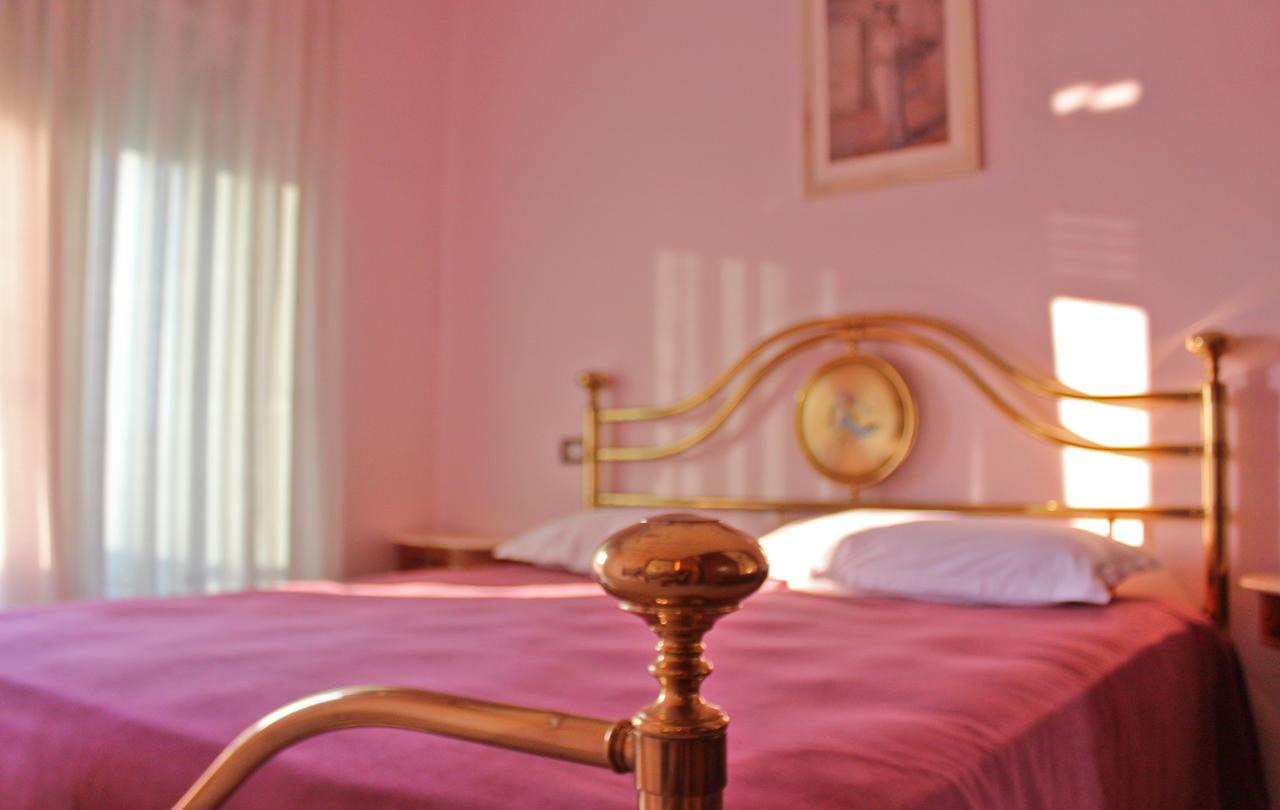 Risus Hotel Golem  Bagian luar foto